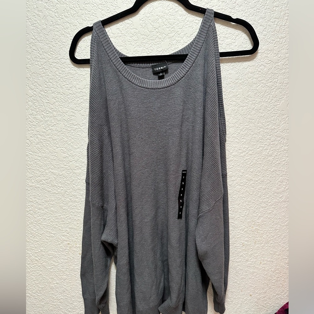 NWT grey Torrid cold shoulder sweater size 5